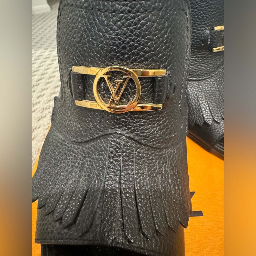LOUIS VUITTON
Indiana Leather Mules In Black - Size 38 - Picture 3 of 7